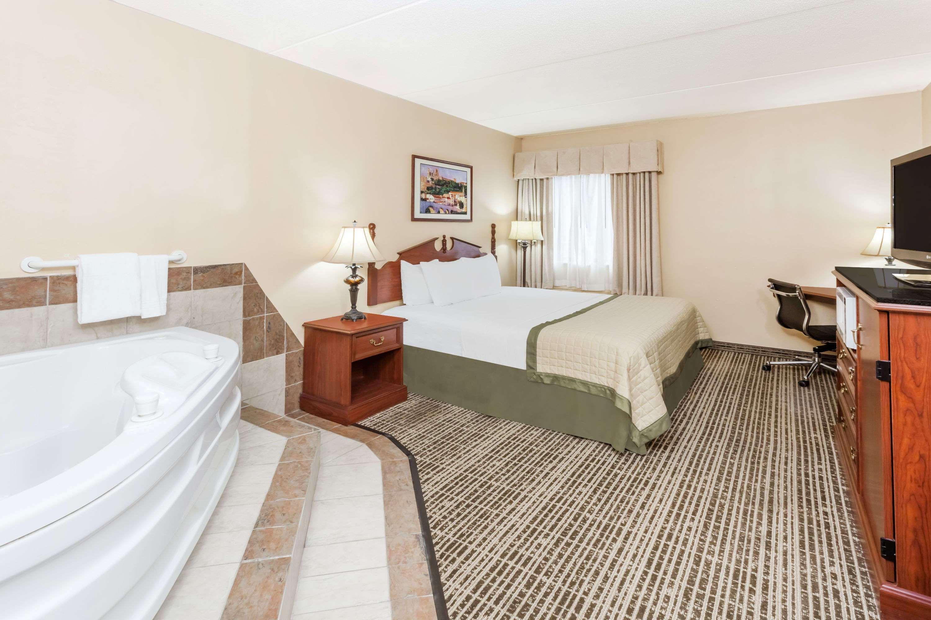 Baymont By Wyndham Elkhart Hotel Kültér fotó